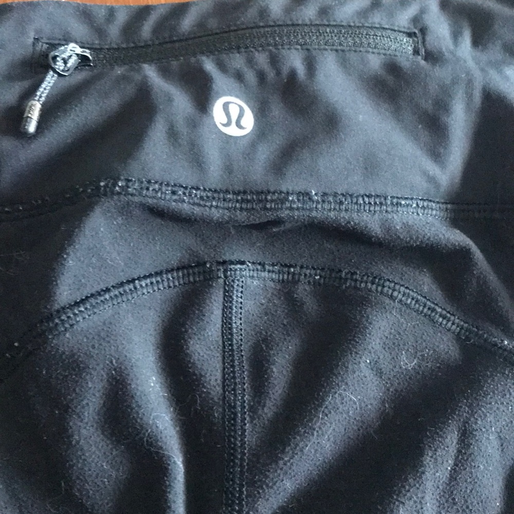 Lulu lemon sped right with side pockets